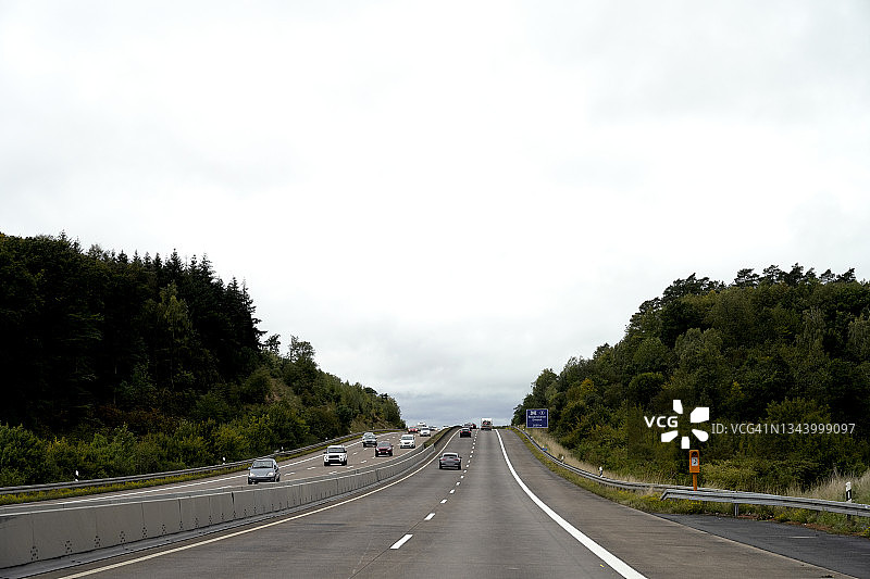 德国格林贝格附近E5欧洲公路上的交通图片素材