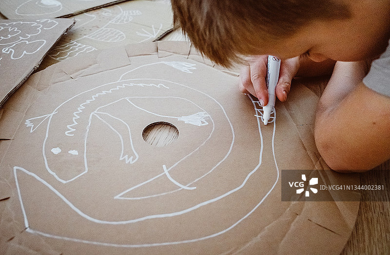 儿童在地板上绘画图片素材