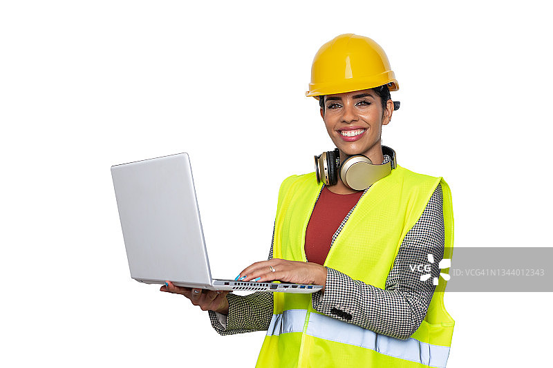 穿马甲和头盔的女士使用笔记本电脑图片素材