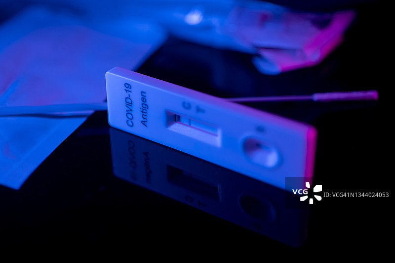 快速检测COVID-19抗原，结果阴性（背景暗淡）图片素材