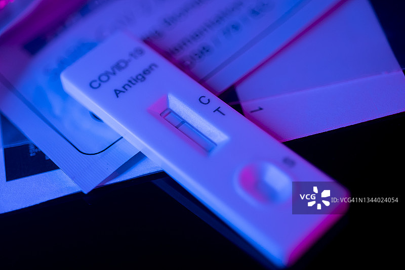 快速检测COVID-19抗原，结果阴性（背景暗淡）图片素材