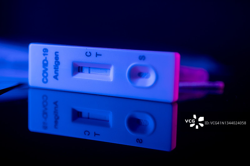 快速检测COVID-19抗原，结果阴性（背景暗淡）图片素材