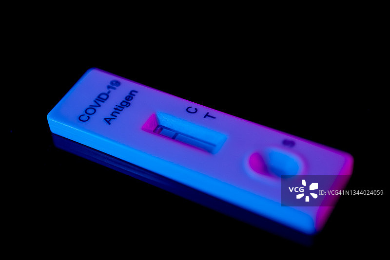 快速检测COVID-19抗原，结果阴性（背景暗淡）图片素材