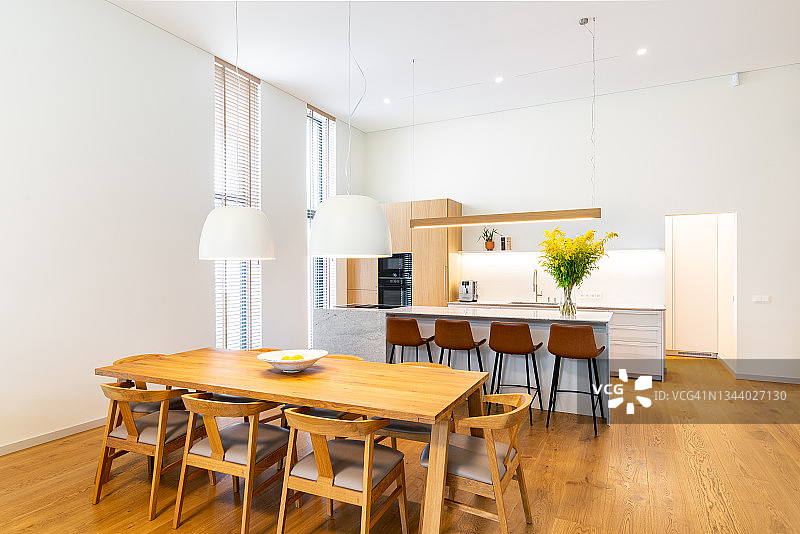 厨房与大型餐桌图片素材