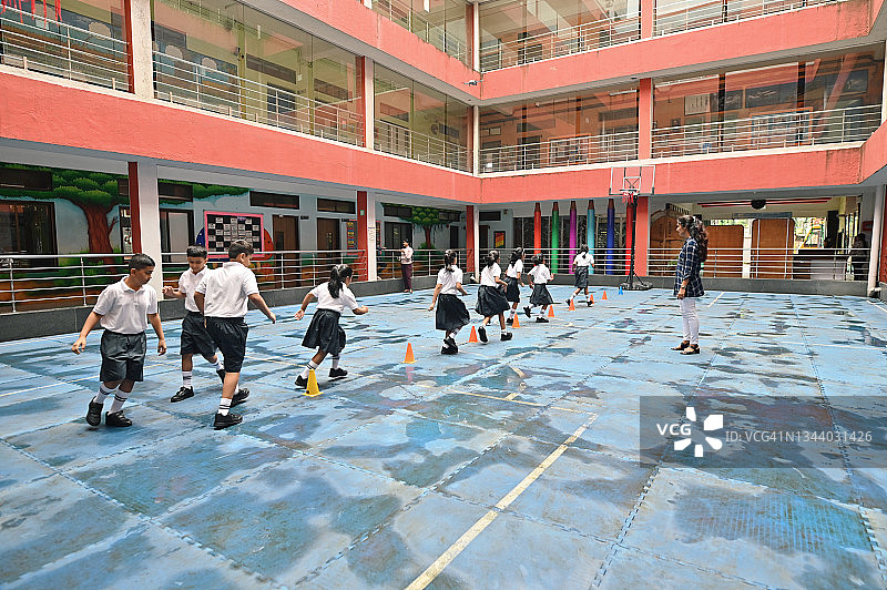 学生体育课绕锥筒跑步图片素材