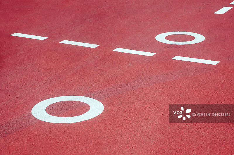 红色背景上的抽象白色虚线和圆圈图片素材