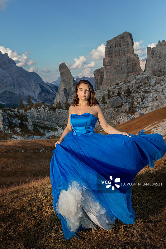 山脉上美丽的黑发成年公主图片素材