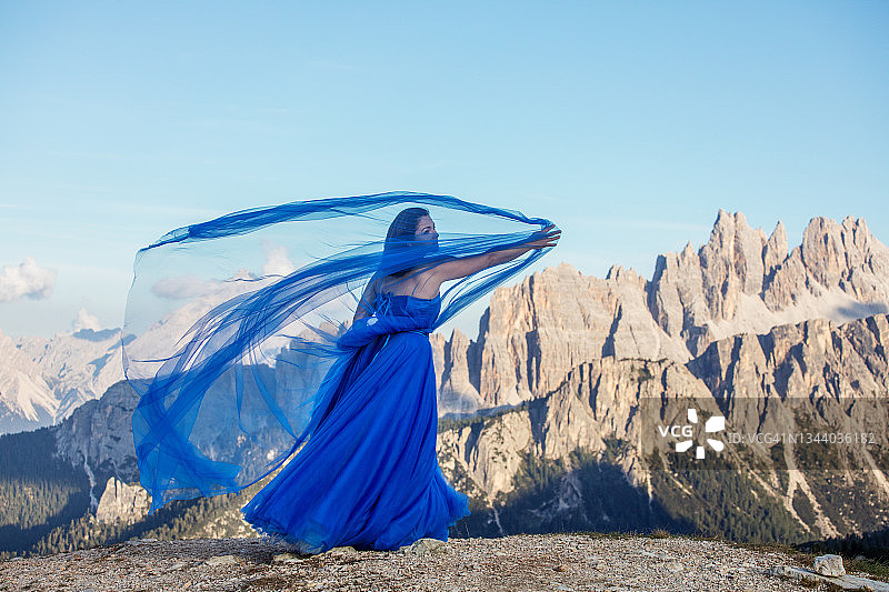 山脉上美丽的黑发成年公主图片素材