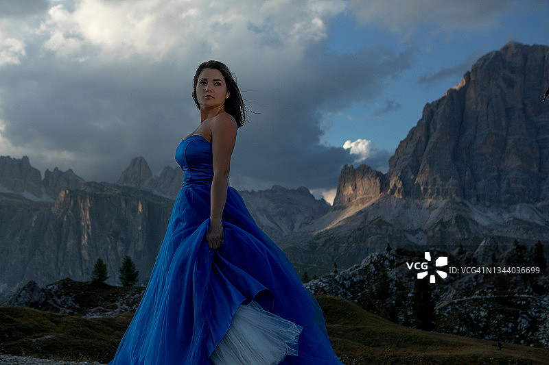 山脉上美丽的黑发成年公主图片素材