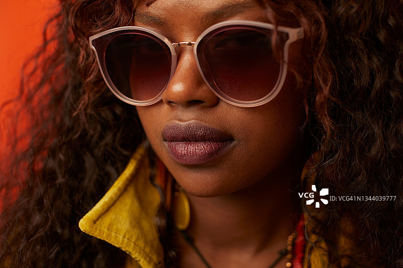 戴太阳镜的女人图片素材