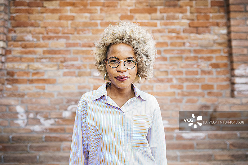 在砖墙前的女人图片素材