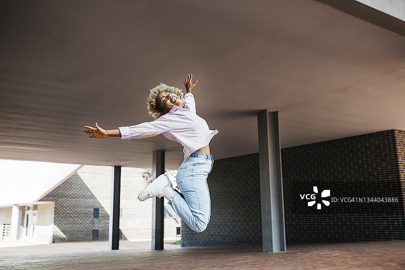 在街上跳跃的女人图片素材