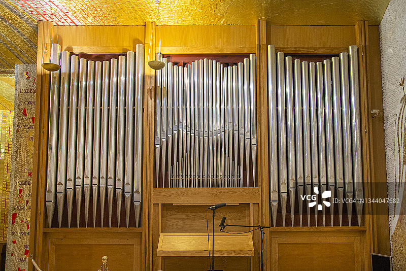 意大利普利亚圣乔瓦尼罗通多，皮埃特雷尔奇纳的圣皮奥教堂内的管风琴图片素材
