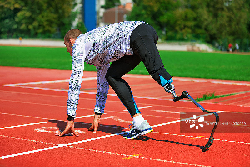 装有假肢的男人在跑步图片素材