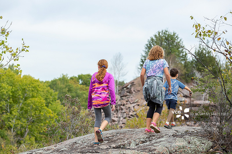 早秋时节穿过树林的孩子们图片素材