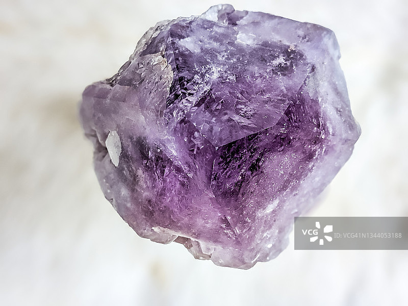 大型紫水晶晶体特写图片素材