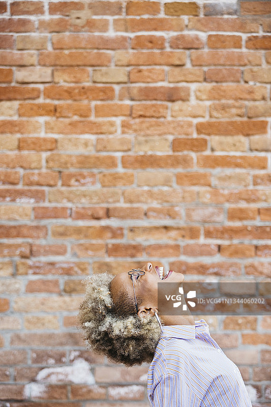 在砖墙前的女人图片素材