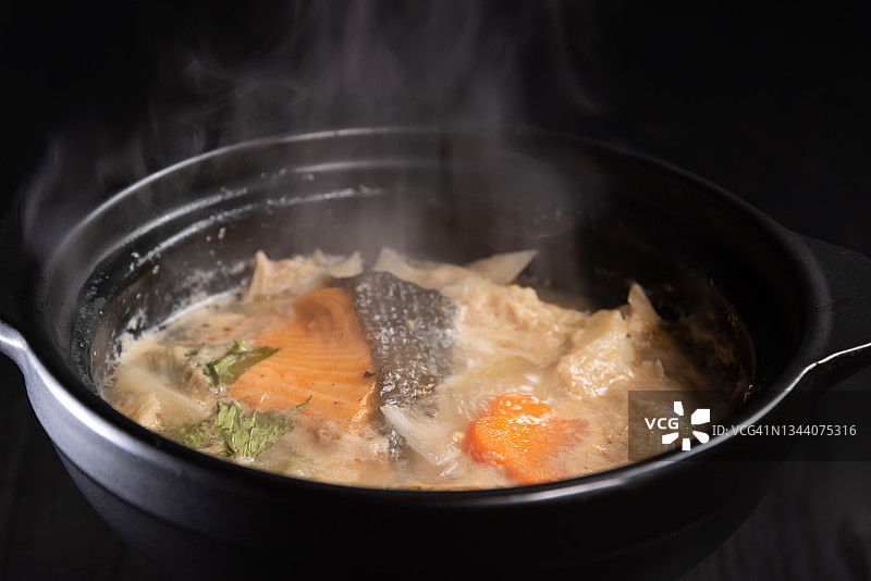 日式三文鱼蔬菜火锅图片素材