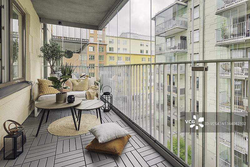 大型玻璃封闭阳台图片素材