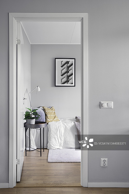 透过门口看到的现代客房景色图片素材