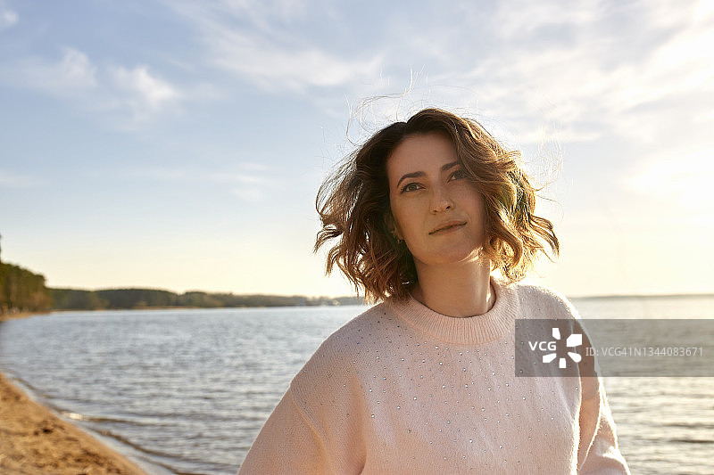 海滩上的金发女人肖像图片素材