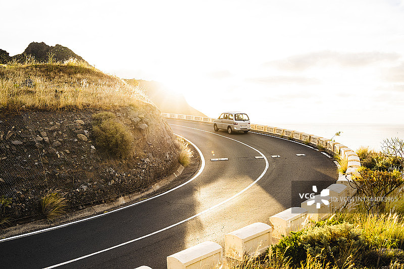 厢型车在山路上坡行驶图片素材