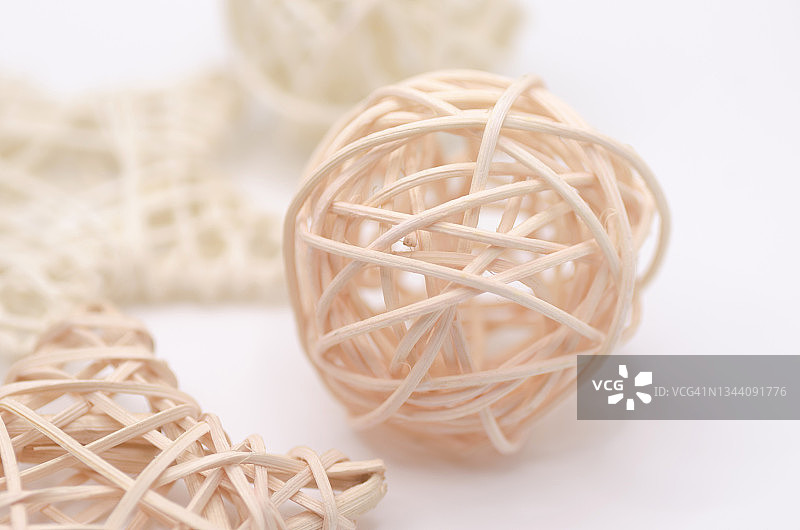 白色背景上的藤球，温馨概念图片素材