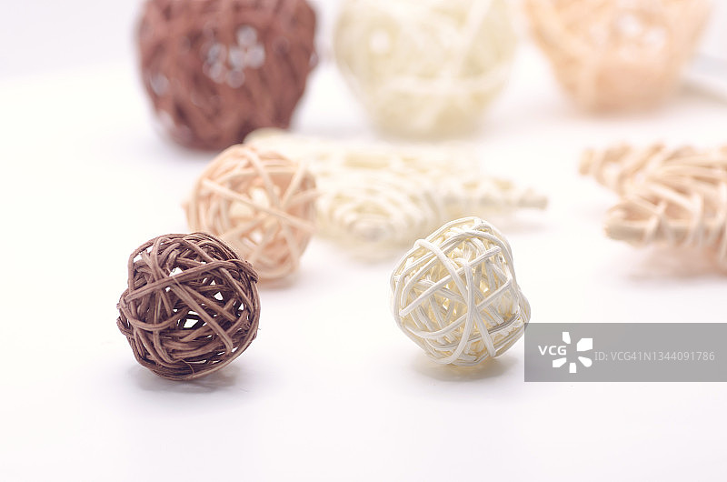 白色背景上的藤球，温馨概念图片素材