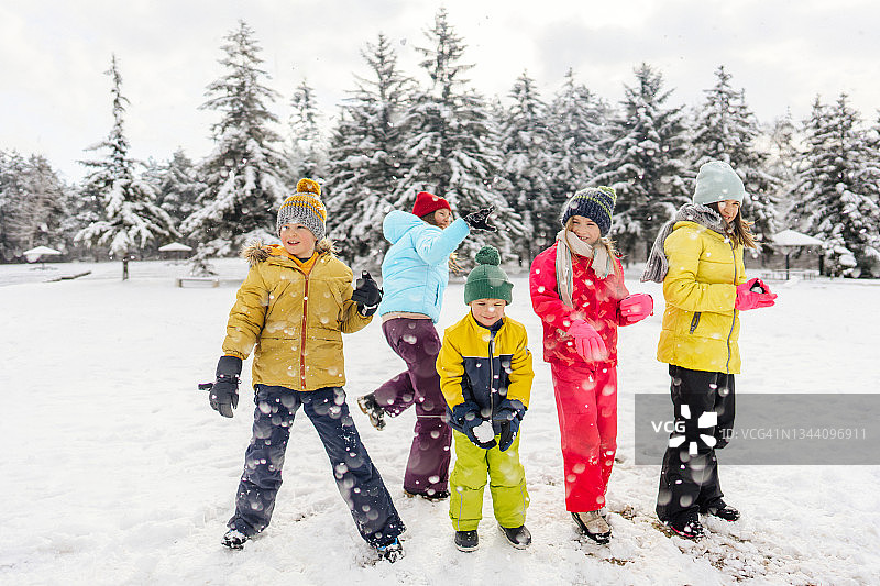 是时候来一场雪仗了图片素材