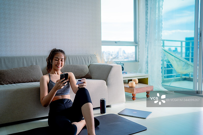 拿着新信用卡的女人图片素材