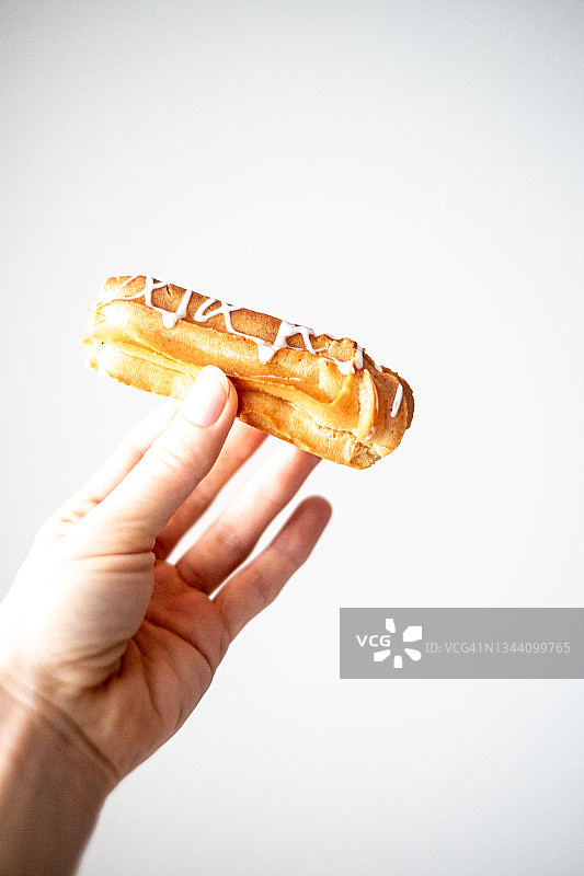 鲜奶油泡芙糕点，闪电泡芙。法国菜肴。选择性聚焦图片素材