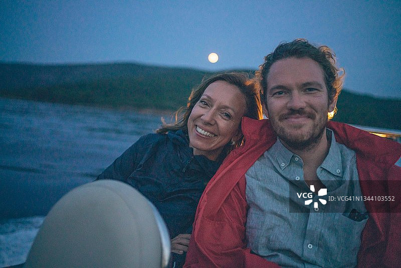 黎明前朋友们在摩托艇上放松身心图片素材