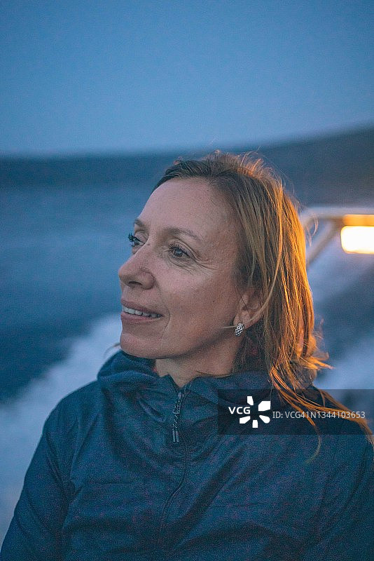 黎明前在船上放松的女人肖像图片素材