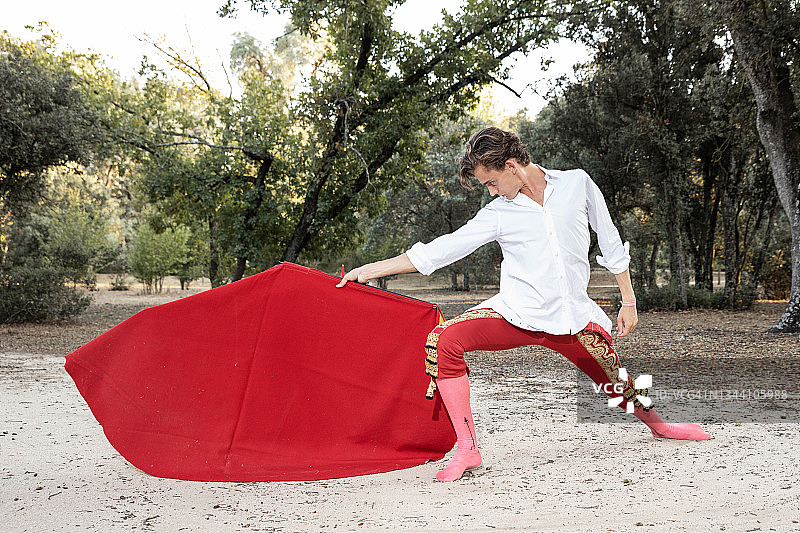 斗牛士在自然环境中优雅表演的侧视图图片素材