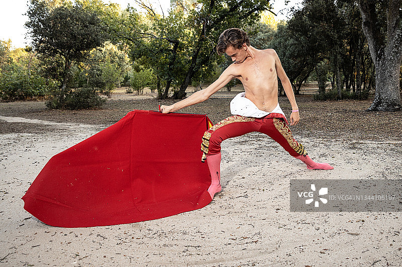 专注的男斗牛士在表演图片素材