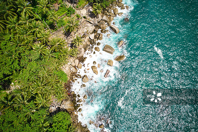 泰国普吉岛阳光明媚的岩石海滩鸟瞰图片素材