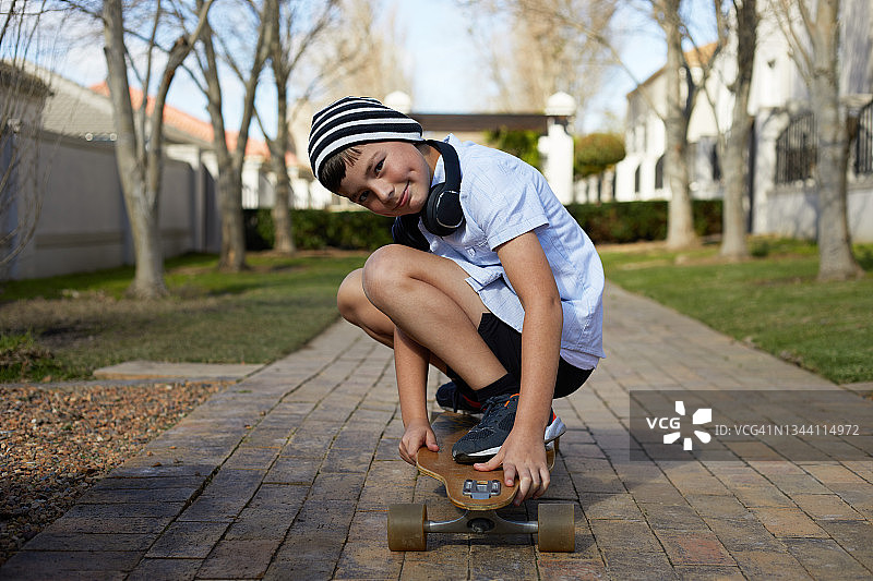 快乐的滑板男孩图片素材
