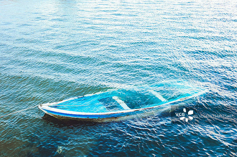 沉没在海中的小船图片素材