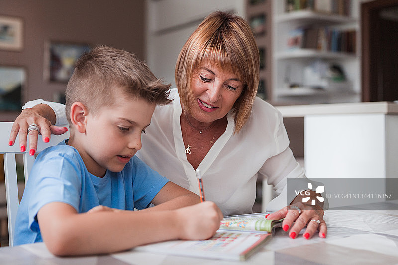 学童与辅导老师图片素材