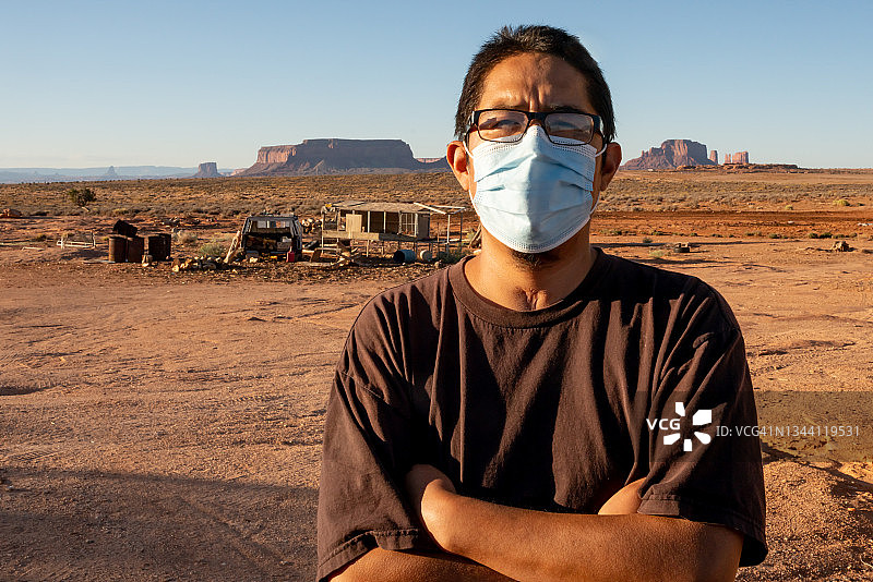 患有新冠的美国原住民纳瓦霍族男子图片素材