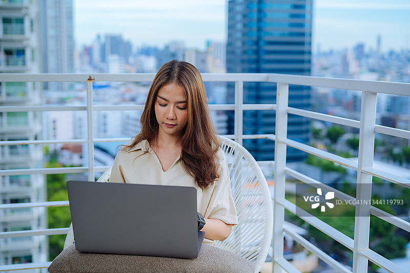 女性更容易使用科技产品图片素材
