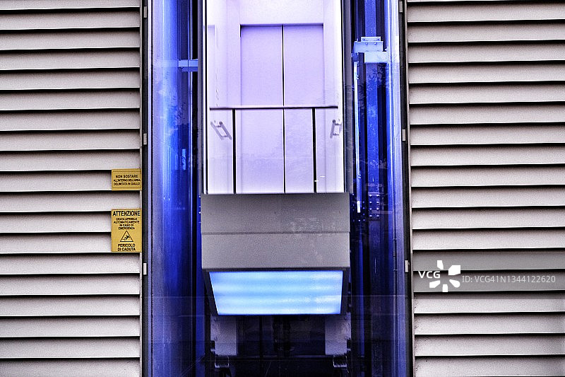 通往办公摩天大楼玻璃结构的空电梯图片素材