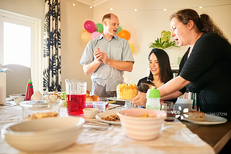 女人和家人一起庆祝生日图片素材