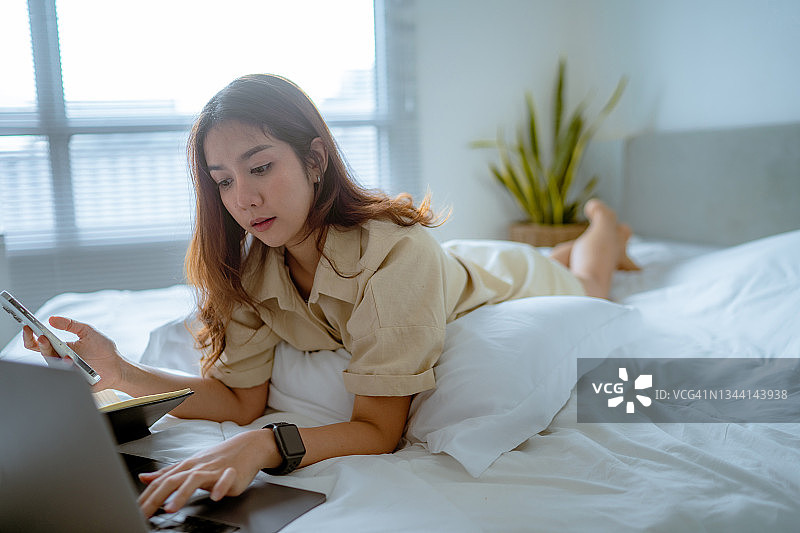 自信的女人在公寓阳台工作图片素材