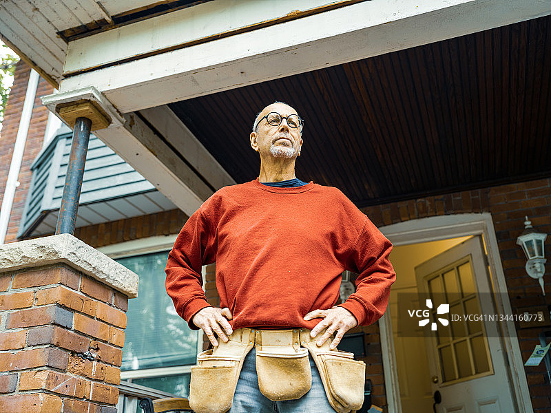 户外进行木工工作的老年男人图片素材