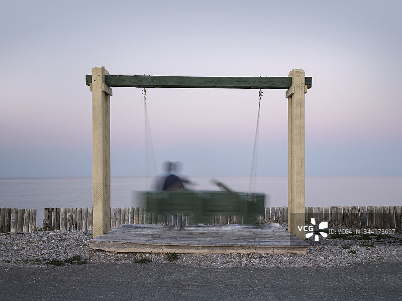 Coin-du-Banc海滩的秋千之夜图片素材