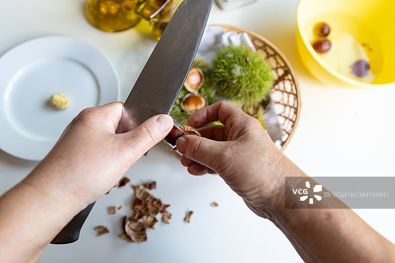 剥栗子图片素材