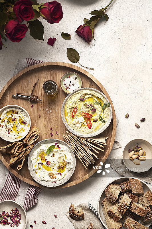 搭配薄饼、皮塔饼和面包的蘸酱精选图片素材