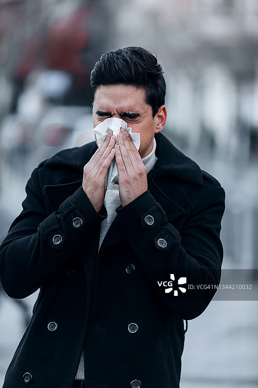 男人在街上擤鼻涕图片素材