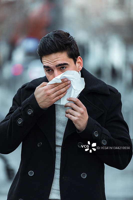 男人在街上擤鼻涕图片素材